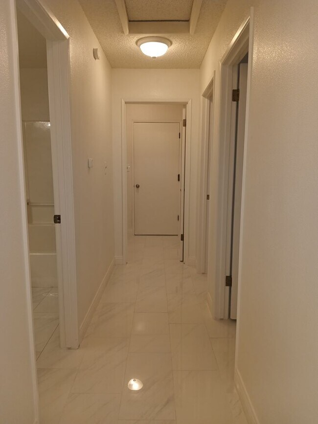 Building Photo - Stylish and Pet-Friendly 3-Bedroom Home in...