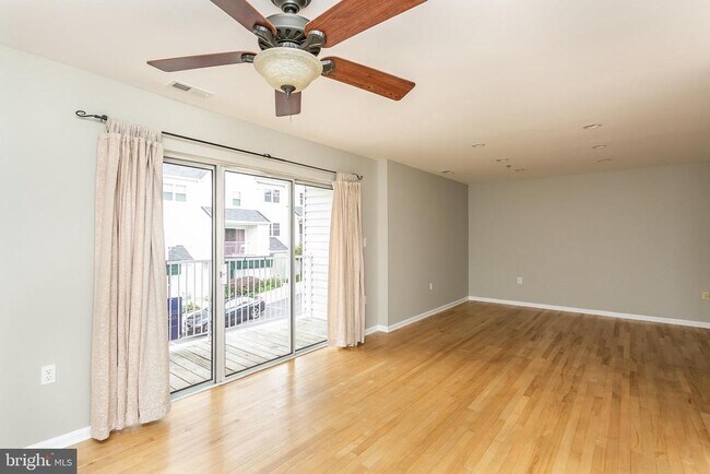 Building Photo - 553 McManus Way