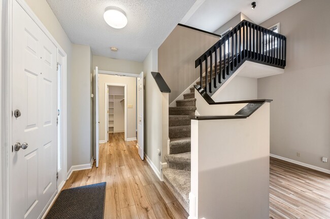 Building Photo - 1 Bed 1 Bath End Townhome in Five Oaks AVA...