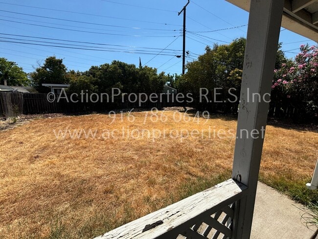 Building Photo - Close to Freeway, Shopping Single Story 2 Bedroom 1 Bath Large yard 1 Car Garage Drought Resistan...