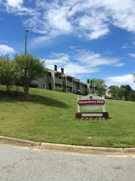 Primary Photo - Strawberry Hill Apartments