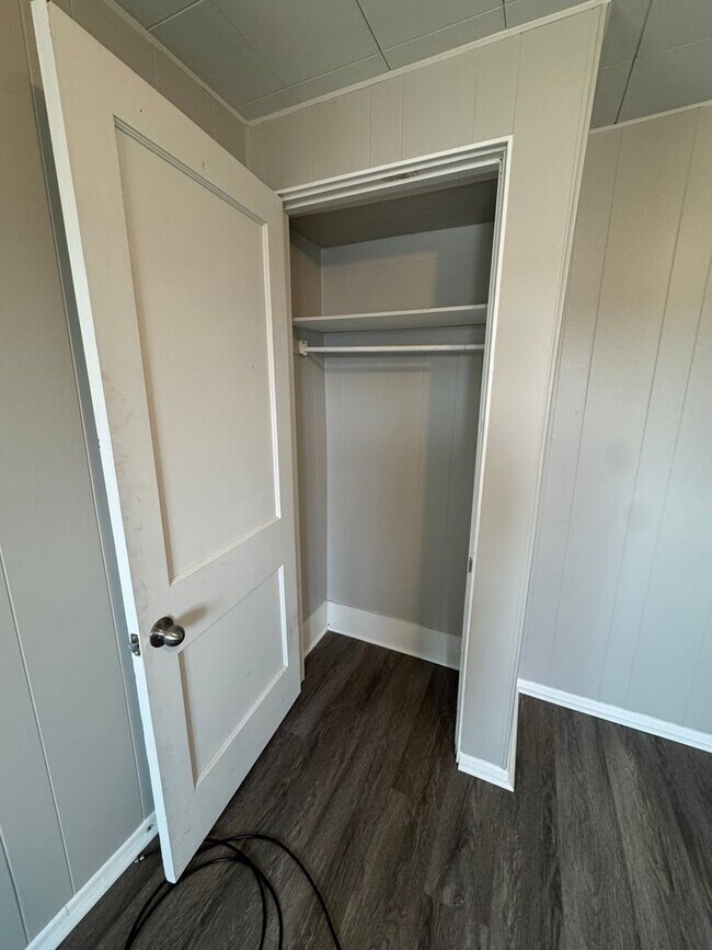 Building Photo - 4 Bedroom 2 Bath in Mckees Rocks!