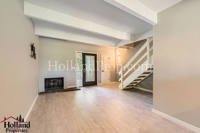 Building Photo - Charming Home Near Parks and Trails in Por...