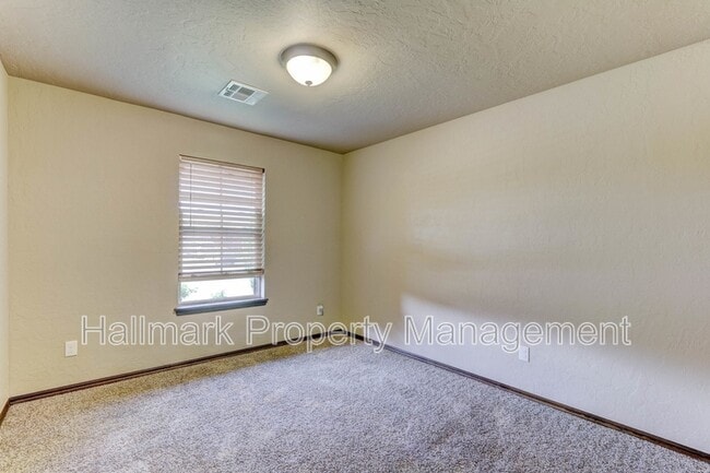 Building Photo - 920 SW 13th St