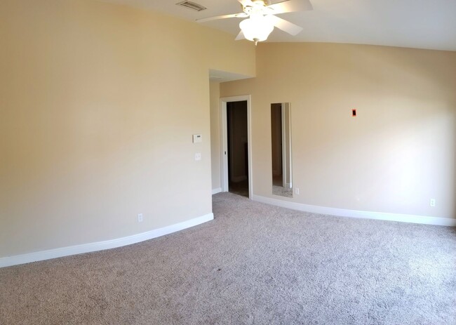 Building Photo - 3 Bedroom 2.5 Bath Townhome in North St. P...