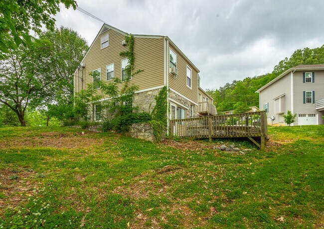 Building Photo - 321-325 Pine Ridge Road