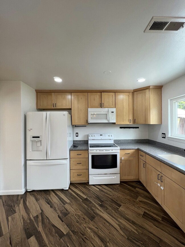 Building Photo - 40458 Landon Ave