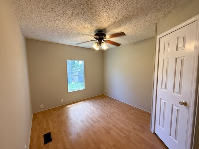 Building Photo - 3 bedroom 2 bath mobile home with tons of ...