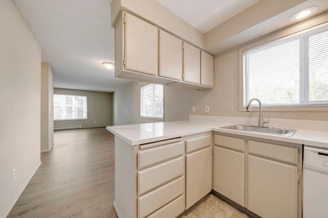 Building Photo - Charming 1-Bedroom in Portland’s Sullivan’s Gulch – MF 29 – NE 21st Ave