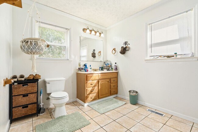 Building Photo - House in Auburn Available NOW!