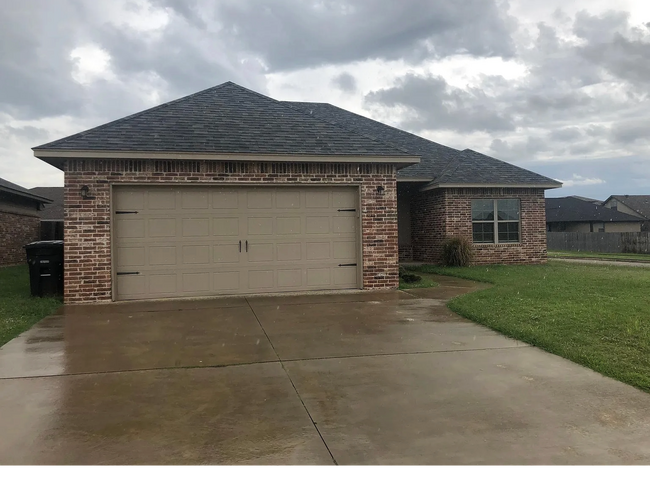 Building Photo - For Lease - Comfortable and Convenient Living