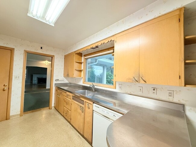 Building Photo - Beautiful 4 Bedroom Home with Fully Fenced Backyard!