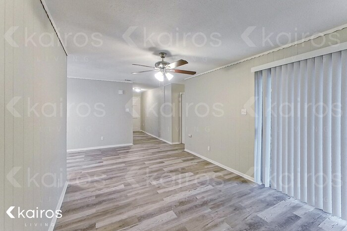 Building Photo - 914 W Pleasant Run Rd