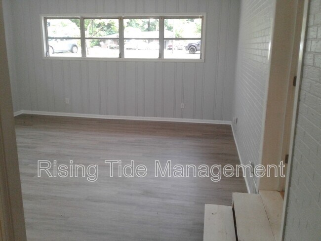 Building Photo - 948 Hickory Dr