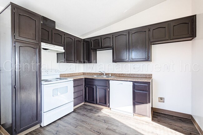 Building Photo - 2 Bedroom/1 Bath Home - $1450 Per Month