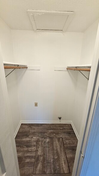 Master Closet - 626 Woods Crossing Dr