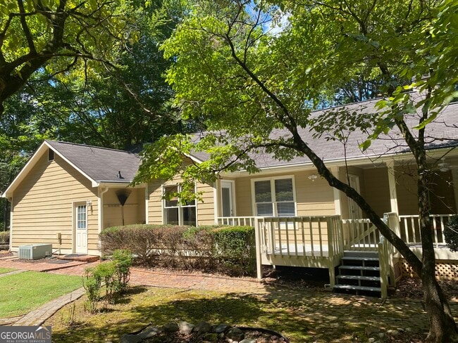 Building Photo - 400 Cedar Ln