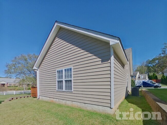 Building Photo - 2000 Taras Trace Dr