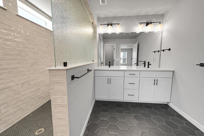 Building Photo - $2,495.00, 3 bed,2.5 bath located in Color...