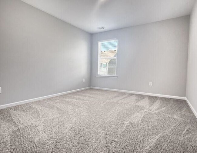 Building Photo - House - 3 beds, 3 baths,