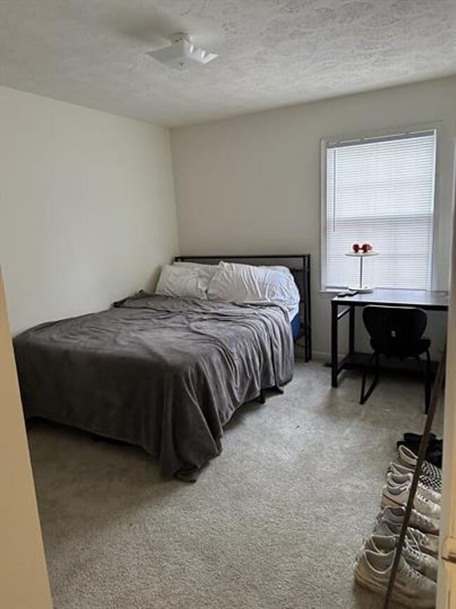 Building Photo - Spacious Townhome Near Campus