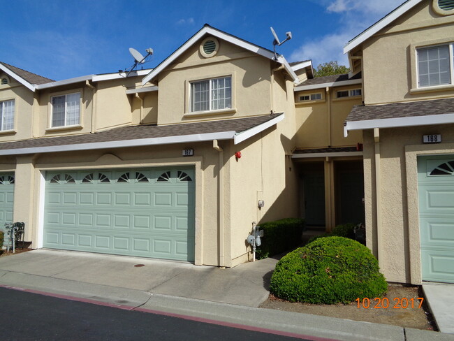 Building Photo - Southbridge Townhome