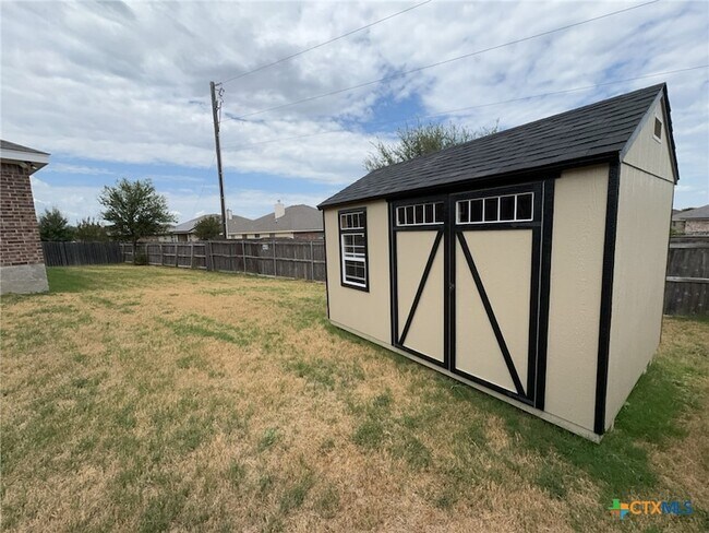 Building Photo - 907 Holliday Dr