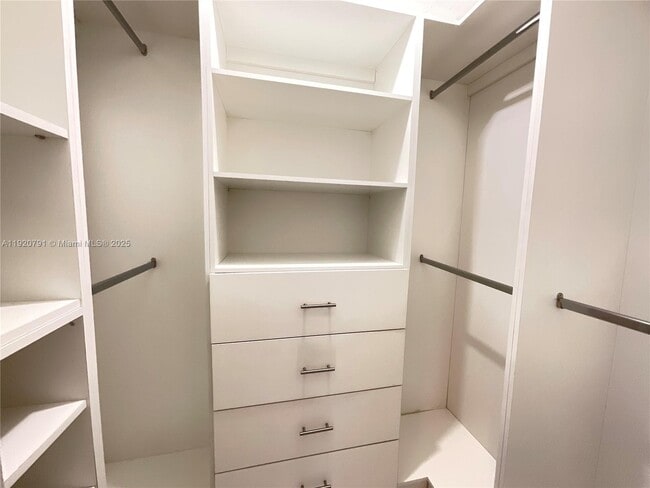 Building Photo - 936 W 79th Pl