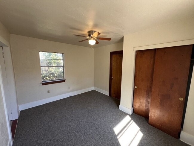 Building Photo - 2-Bedroom 1-Bath Home on Sunshine Rd!