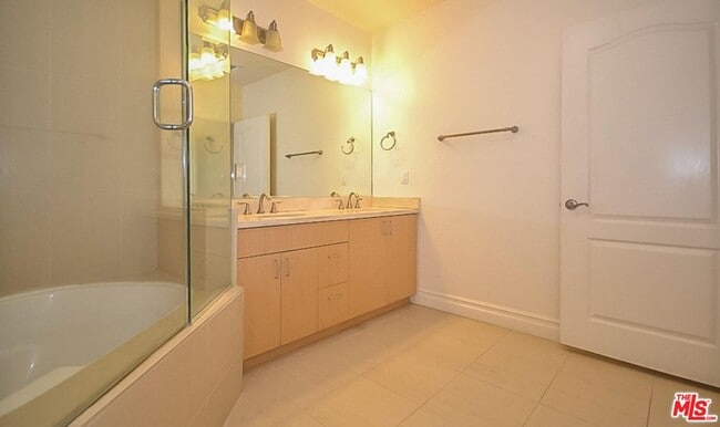 Building Photo - 917 S New Hampshire Ave