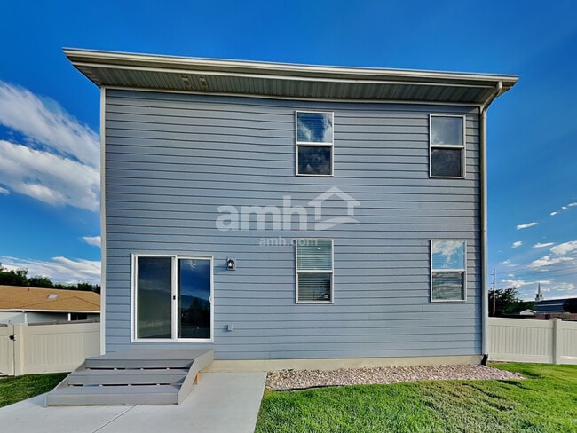 Building Photo - 824 Grover Ct