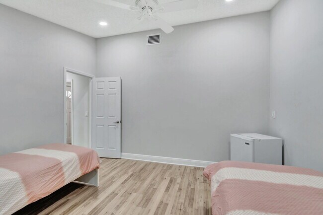 Building Photo - 7883 Villa Nova Dr N