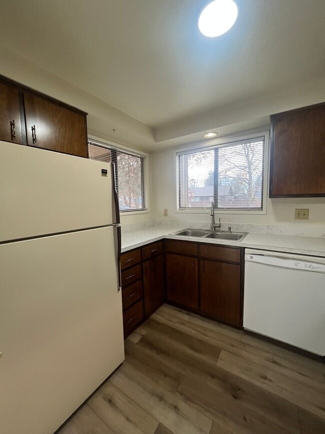 Building Photo - 2-Bedroom 1-Bathroom Tri-Plex in Thurston!