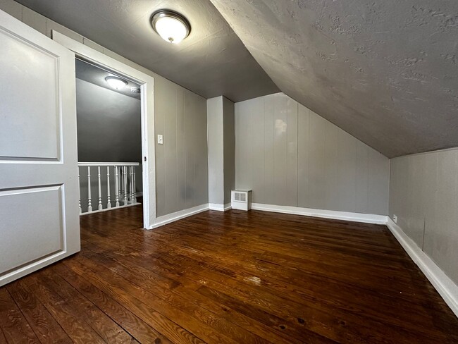 Building Photo - Recently Renovated 3 Bedroom 1 Bath Single...
