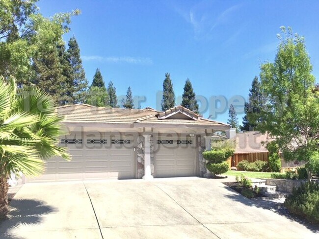 Primary Photo - Beautiful 4 Bed / 2 Bath / 2,660 sqft Sing...