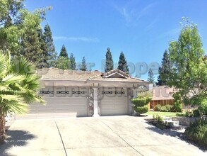 Building Photo - Beautiful 4 Bed / 2 Bath / 2,660 sqft Sing...