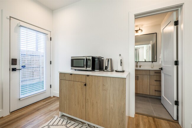 Building Photo - 412 N Nagle St