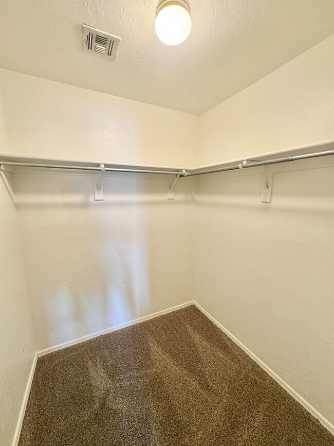 Building Photo - 4 Bedroom 3 Bathroom Home in Surprise! Has Loft & Additional Office/Den!