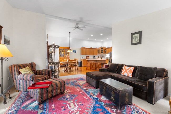Building Photo - Reese's Retreat!!  2 BR + Den/2.5 BA White...