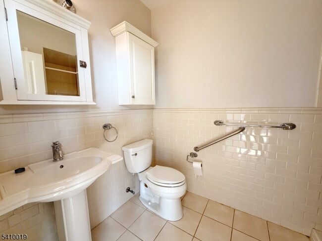 Building Photo - 33 Forest Ave