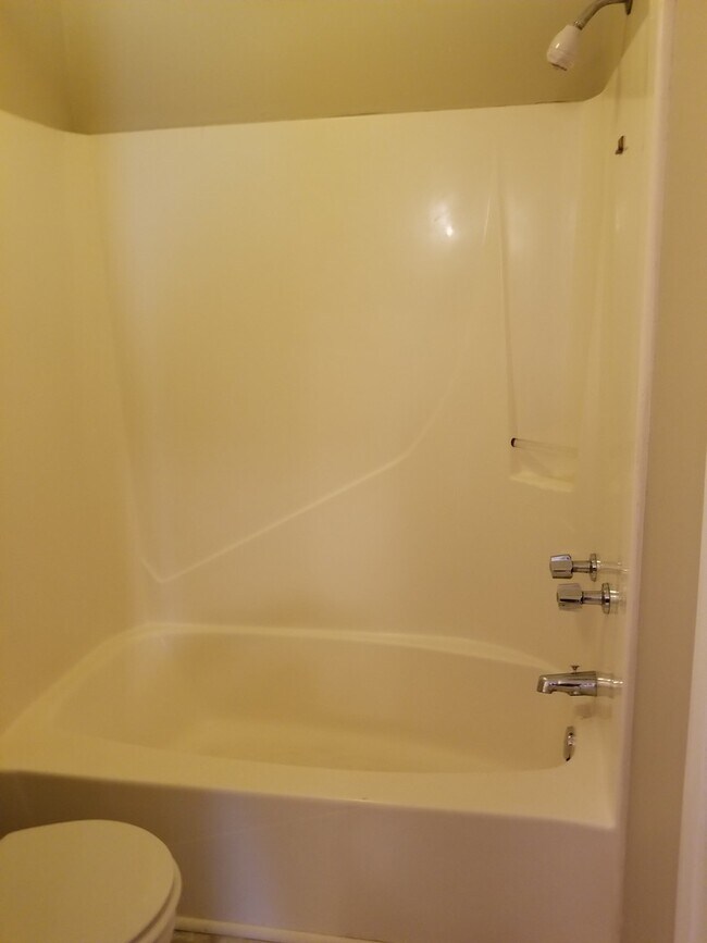 Building Photo - Charming 2Bed/1.5 Bath End-Unit Townhome Conveniently Located Near Schools, Shopping & Tyndall AFB!