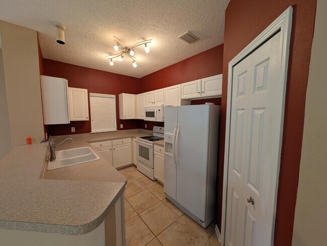 Building Photo - 1736 Forest Lake Cir W
