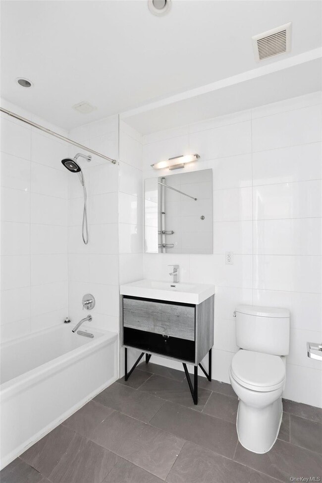 Building Photo - 225 E 138th St