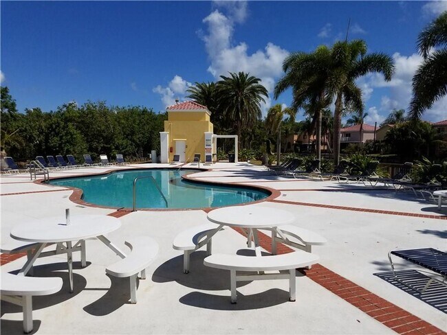 Building Photo - 1159 SE 6th Ct