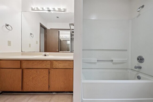 Building Photo - 2621 Garrettson Dr