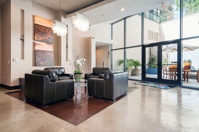 Building Photo - Top Floor Condo in the Gaslamp District!