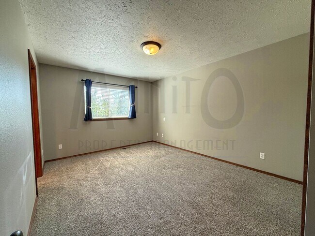 Building Photo - Spacious Eagle Ridge Home