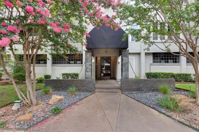 Building Photo - Newly Renovated Two Bedroom Condo in Oak Lawn