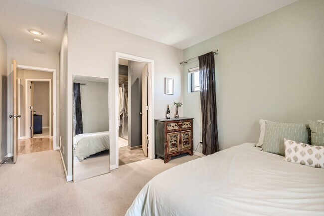 Building Photo - Breathtaking 2 bed, 3 bath Curtis Park Tow...