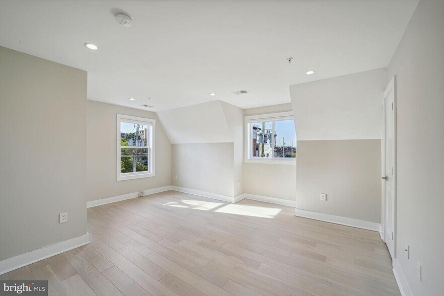 Building Photo - 901 Lawrence St NE